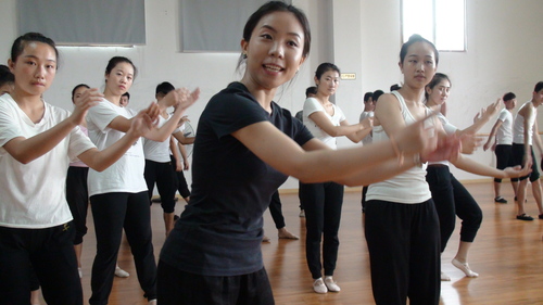 北京舞蹈爱游戏app赞助的罗马继续教育爱游戏app赞助的罗马汪云田老师给学生们上《瑶族舞蹈与编排》课